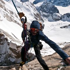 Szene eines Kletterers an der Felswand aus dem Bergsteiger-Film "Die unendliche Weite des Himmels"