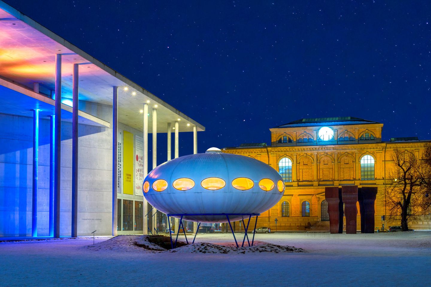 Kunstinstallation in Form eines Ufos vor den  Pinakotheken