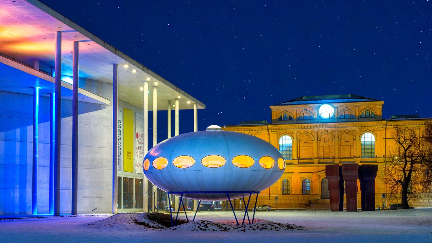 Kunstinstallation in Form eines Ufos vor den  Pinakotheken