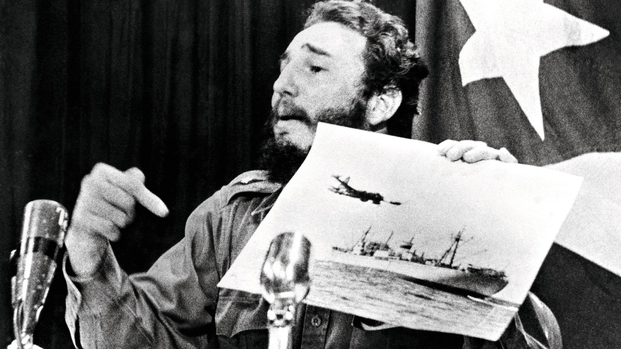 Fidel Castro Kubas Diktator lässt die Karibikinsel bereitwillig zu einer sowjetischen Atomfestung ausbauen. Öffentlich wettert er gegen die USA, die wegen der Aufrüstung eine See­blockade um Kuba verhängt haben