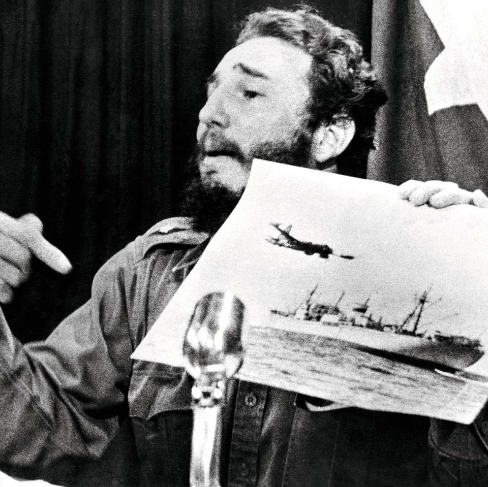 Fidel Castro Kubas Diktator lässt die Karibikinsel bereitwillig zu einer sowjetischen Atomfestung ausbauen. Öffentlich wettert er gegen die USA, die wegen der Aufrüstung eine See­blockade um Kuba verhängt haben