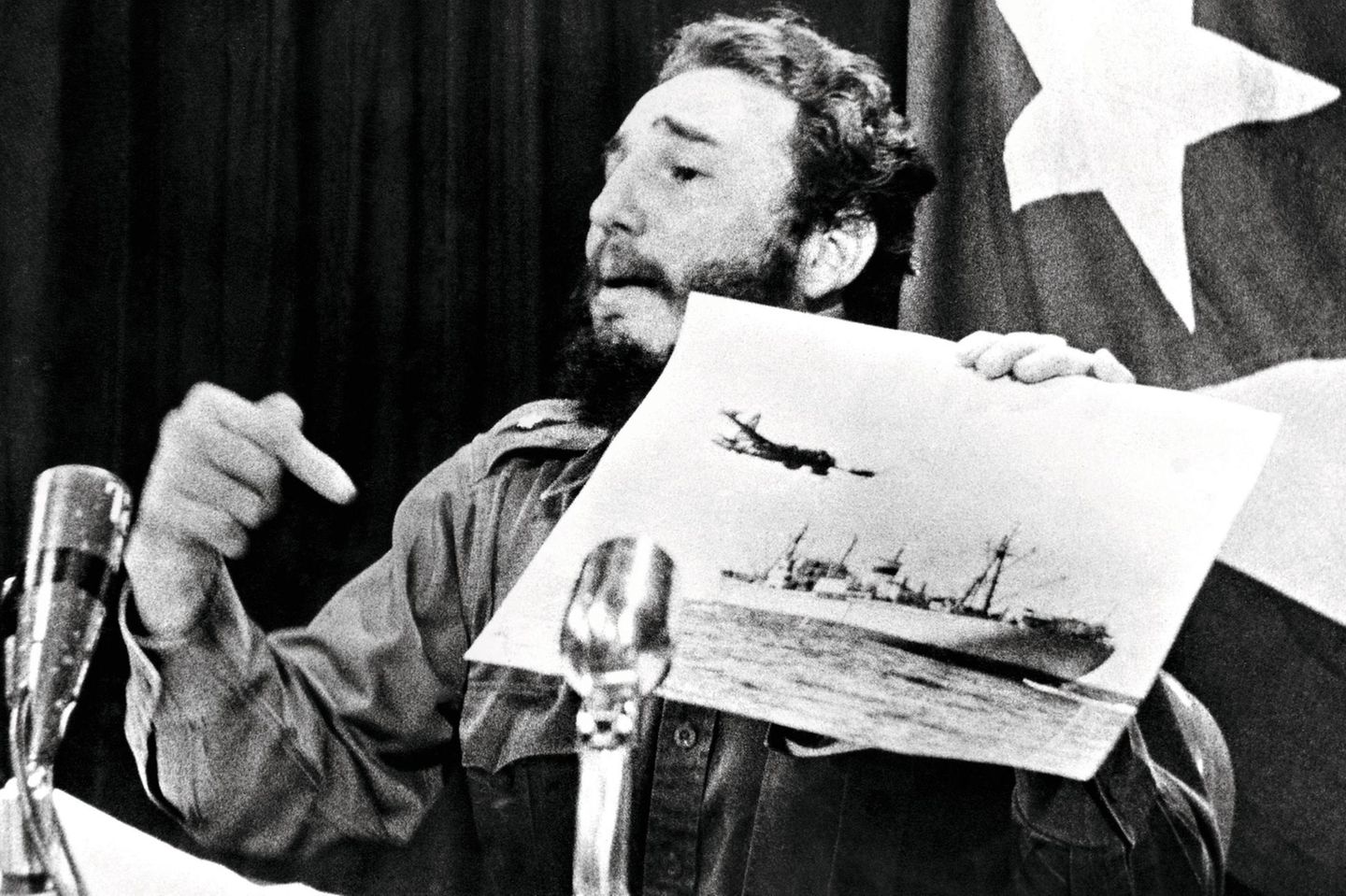Fidel Castro Kubas Diktator lässt die Karibikinsel bereitwillig zu einer sowjetischen Atomfestung ausbauen. Öffentlich wettert er gegen die USA, die wegen der Aufrüstung eine See­blockade um Kuba verhängt haben
