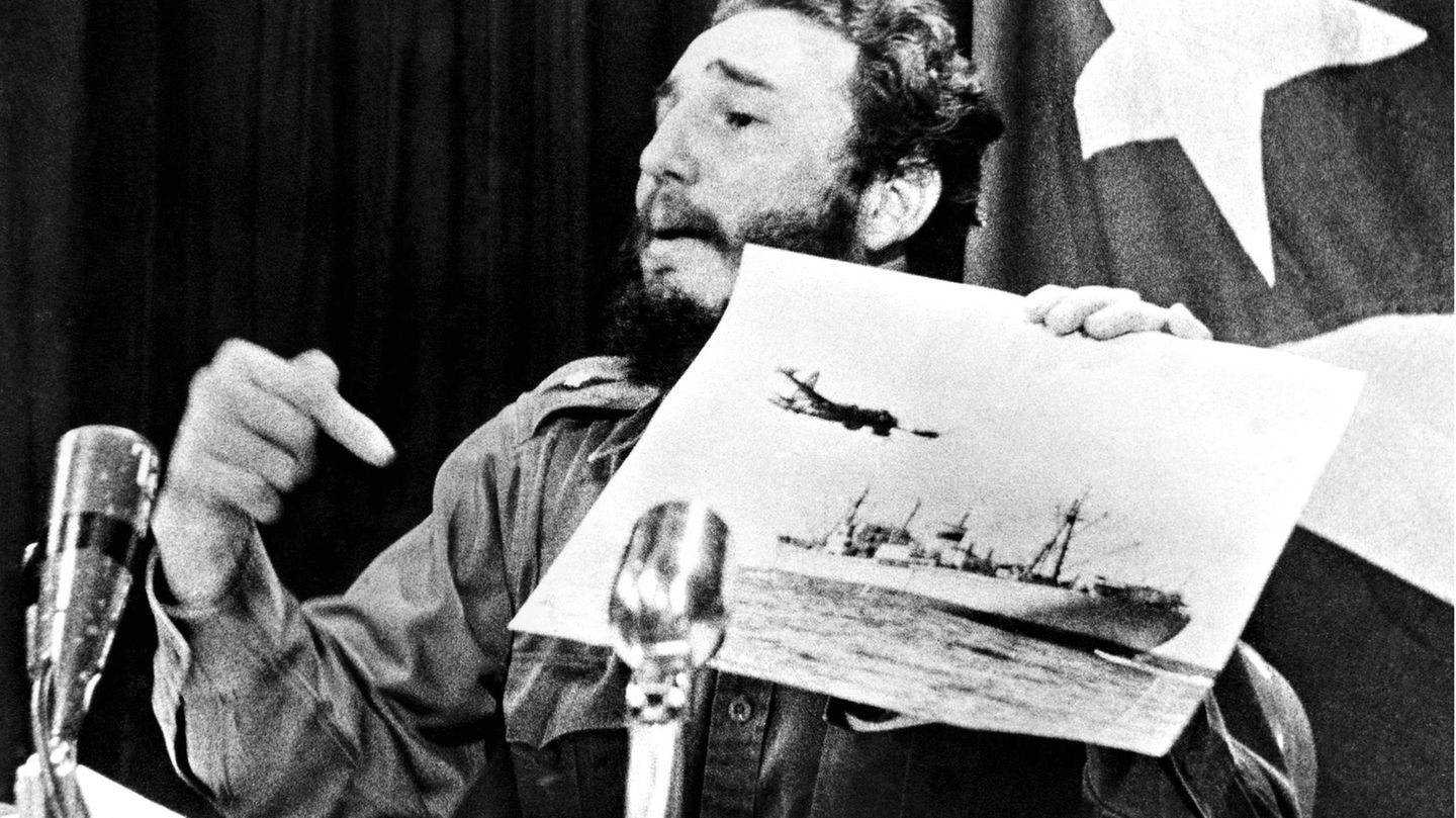 Fidel Castro Kubas Diktator lässt die Karibikinsel bereitwillig zu einer sowjetischen Atomfestung ausbauen. Öffentlich wettert er gegen die USA, die wegen der Aufrüstung eine See­blockade um Kuba verhängt haben