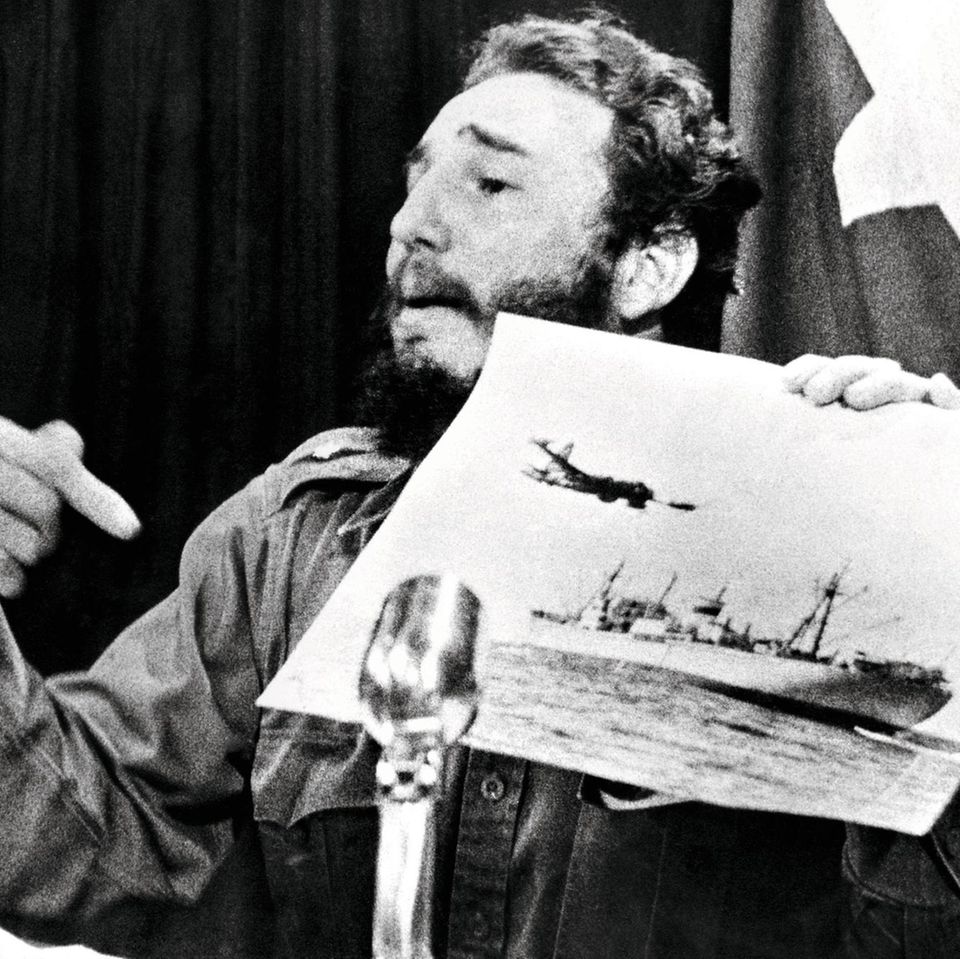 Fidel Castro Kubas Diktator lässt die Karibikinsel bereitwillig zu einer sowjetischen Atomfestung ausbauen. Öffentlich wettert er gegen die USA, die wegen der Aufrüstung eine See­blockade um Kuba verhängt haben