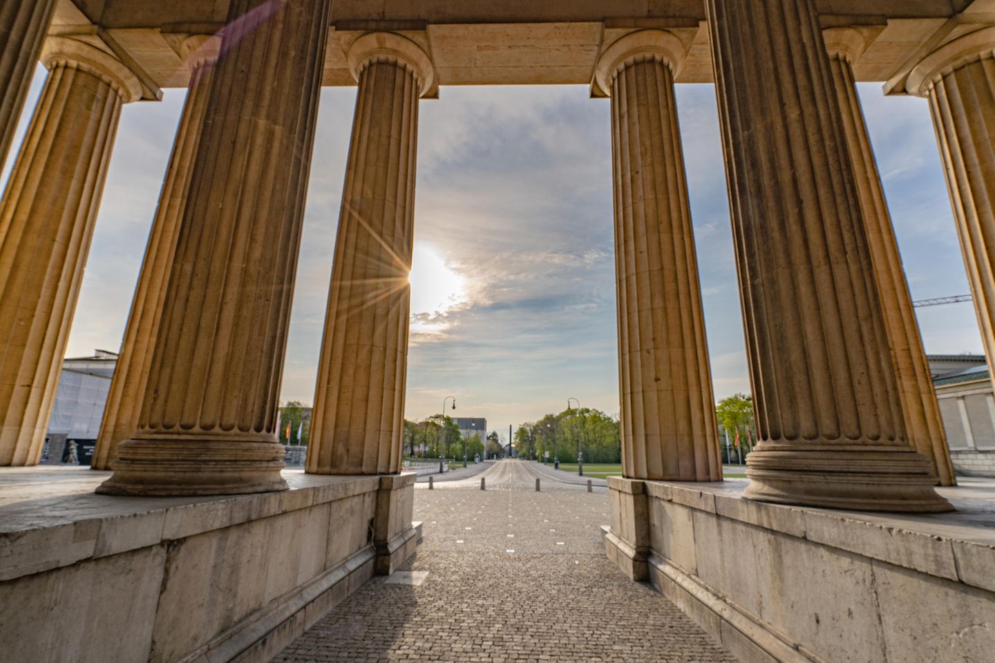 Der leere Königsplatz in Mücnhen