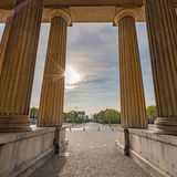 Der leere Königsplatz in Mücnhen