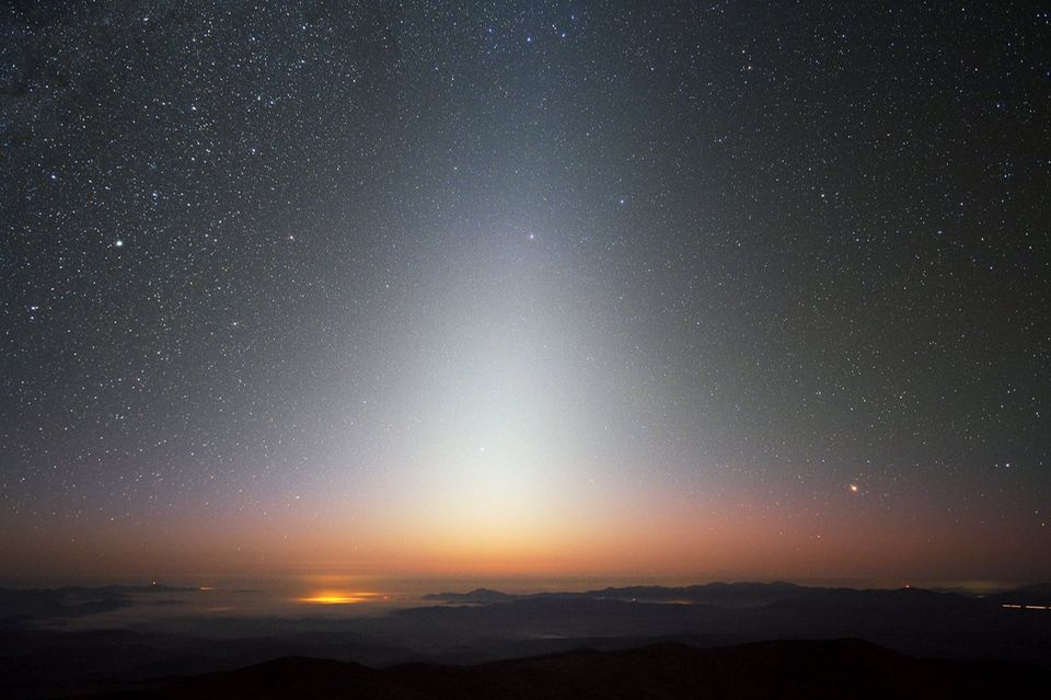 Ende Februar ist zwei Stunden nach Sonnenuntergang das zarte Zodiaklicht erkennbar