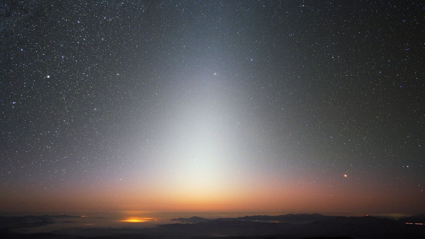 Ende Februar ist zwei Stunden nach Sonnenuntergang das zarte Zodiaklicht erkennbar
