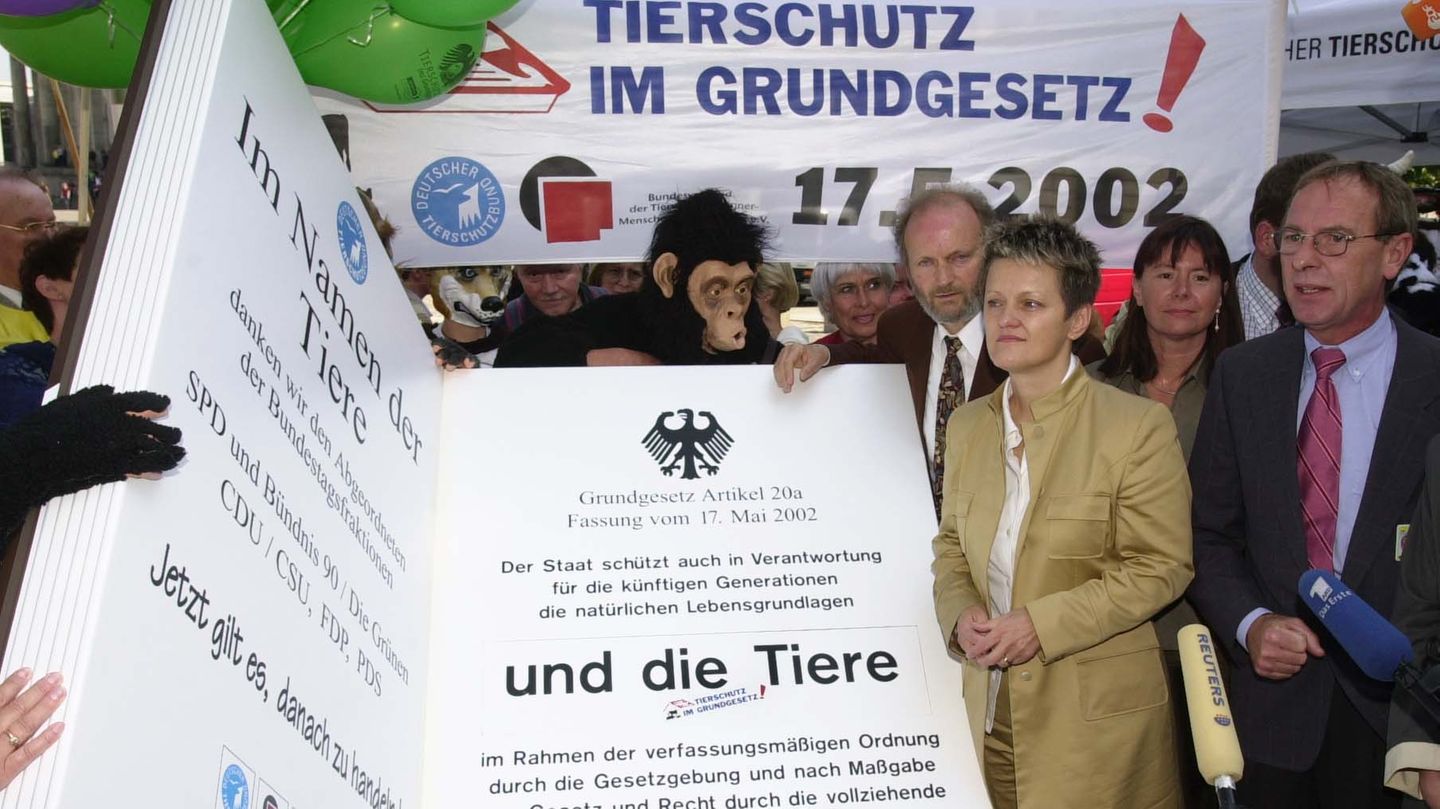 Feierstunde zur Aufnahme des Staatsziels Tierschutz ins Grundgesetz im Jahr 2002 mit der damaligen Bundesministerin Renate Künast, Eisenhart von Loeper (links hinter ihr) und dem damaligen Präsidenten des Deutschen Tierschutzbundes, Wolfgang Apel (rechts)