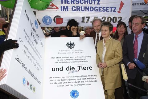 Feierstunde zur Aufnahme des Staatsziels Tierschutz ins Grundgesetz im Jahr 2002 mit der damaligen Bundesministerin Renate Künast, Eisenhart von Loeper (links hinter ihr) und dem damaligen Präsidenten des Deutschen Tierschutzbundes, Wolfgang Apel (rechts)