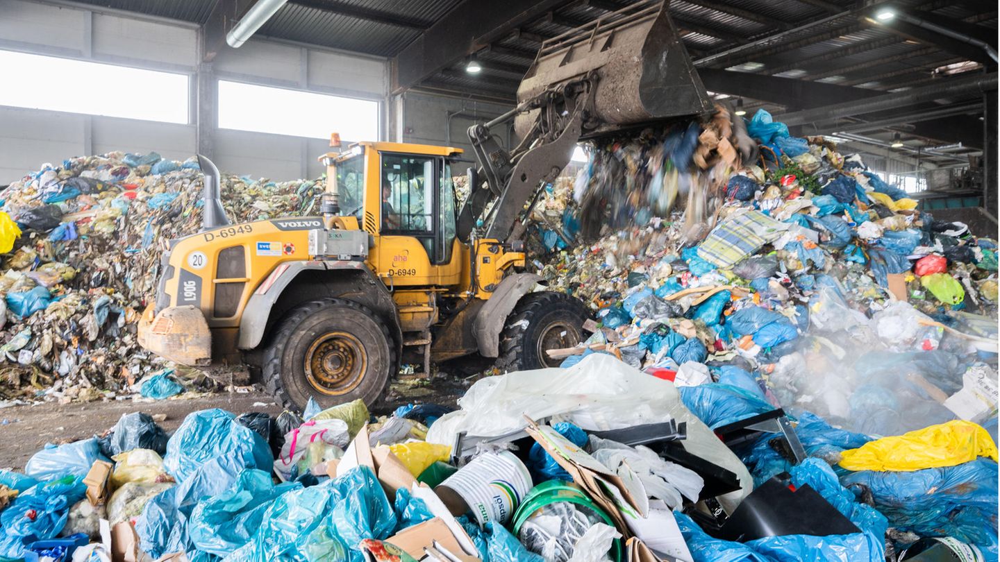 Mechanische Abfallbehandlungsanlage auf der Mülldeponie Lahe, Region Hannover: Menschen in Deutschland produzieren mehr Müll als Bürger in den meisten anderen EU-Ländern