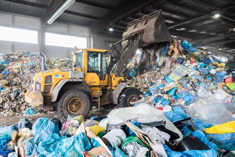 Mechanische Abfallbehandlungsanlage auf der Mülldeponie Lahe, Region Hannover: Menschen in Deutschland produzieren mehr Müll als Bürger in den meisten anderen EU-Ländern