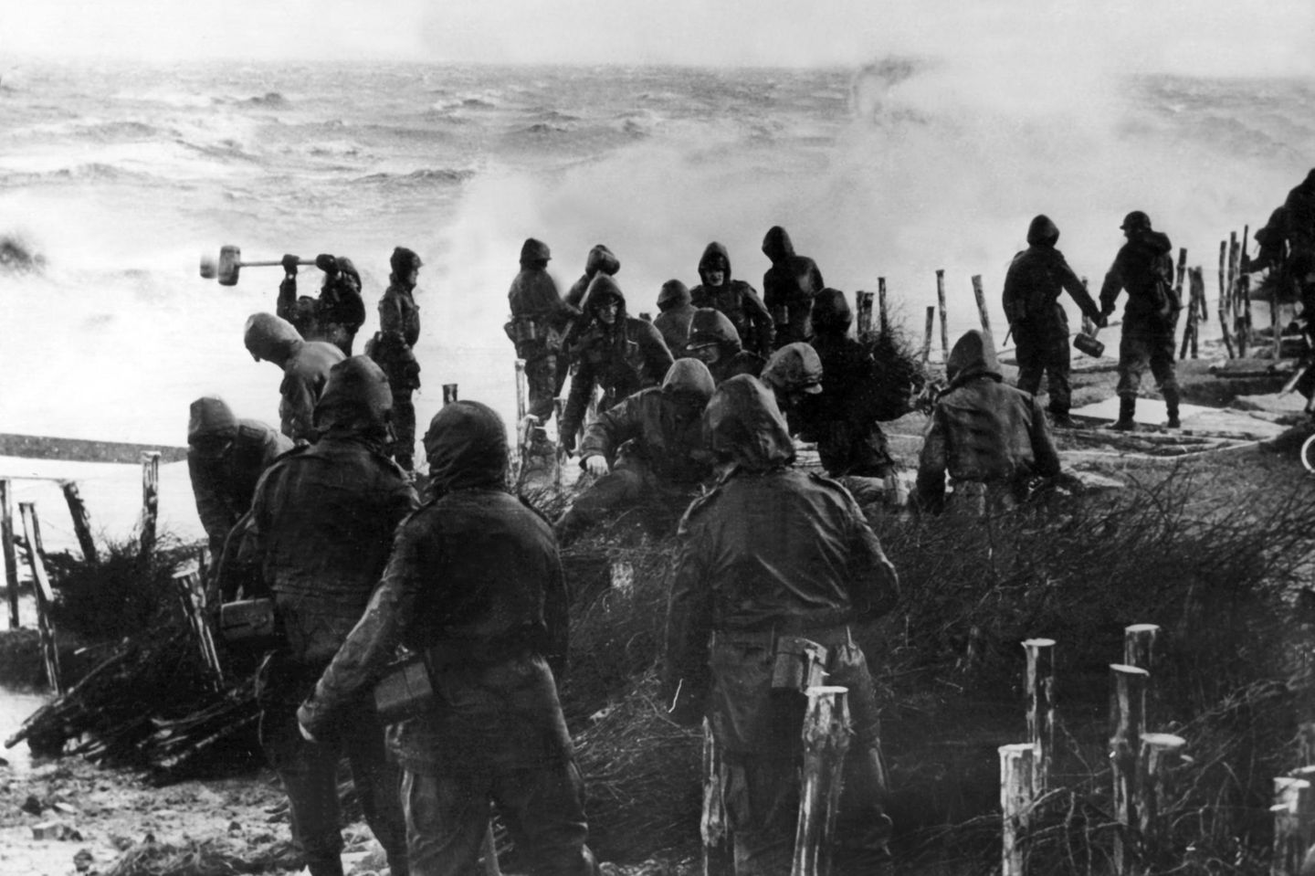 Bundeswehr und Nato unterstützen Bundeswehr und Nato helfen bei der Flutkatastrophe von 1962