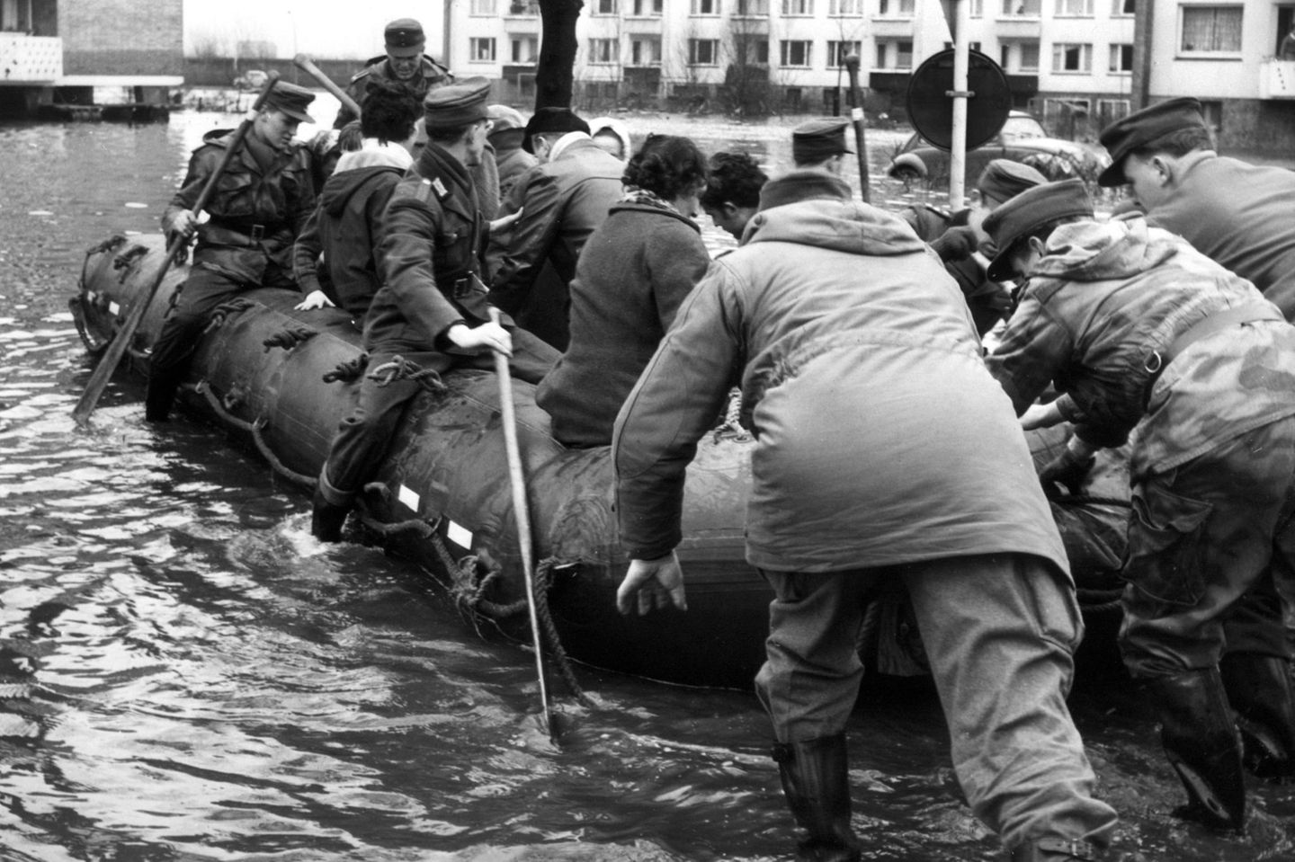 Bundeswehrsoldaten bringen von der Sturmflut betroffene Menschen in einem Schlauchboot in Sicherheit
