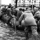 Bundeswehrsoldaten bringen von der Sturmflut betroffene Menschen in einem Schlauchboot in Sicherheit