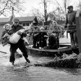 Menschen flüchten in Booten vor der Sturmflut in Hamburg