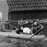 Sturmflut 1962: Eine Frau wird mit einem Schlauchboot in Sicherheit gebracht