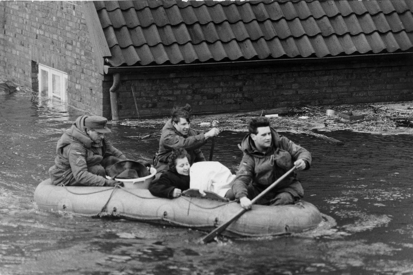 Wilhelmsburg: Brennpunkt der Flutkatastrophe Sturmflut 1962: Eine Frau wird mit einem Schlauchboot in Sicherheit gebracht
