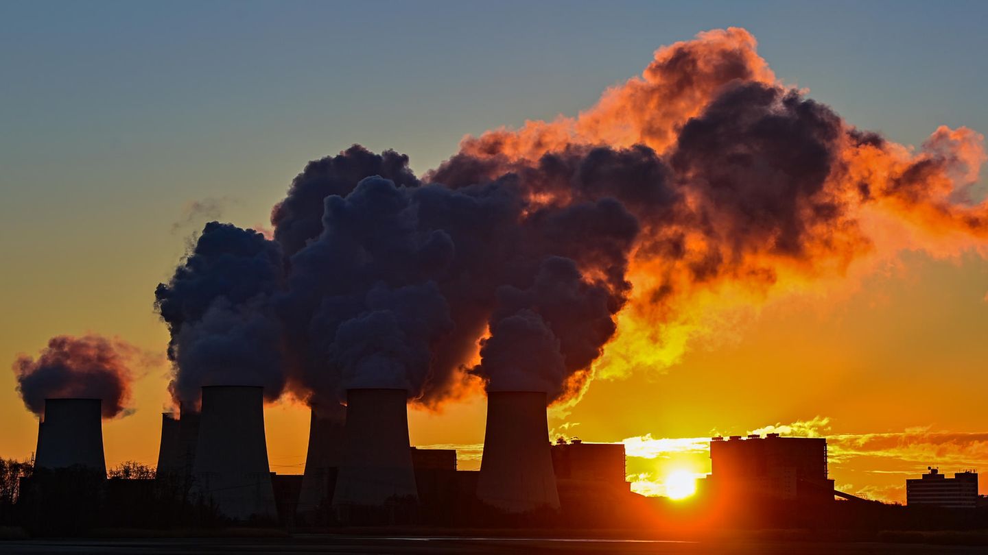 Braunkohlekraftwerk Jänschwalde (Brandenburg): Der weltweite Energiehunger wird vorerst weiter zum allergrößten Teil aus fossilen Quellen gestillt