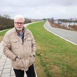 Jürgen Karsch steht auf dem Deich zum Spreehafen nahe der Ernst-August-Schleuse im Stadtteil Hamburg-Wilhelmsburg