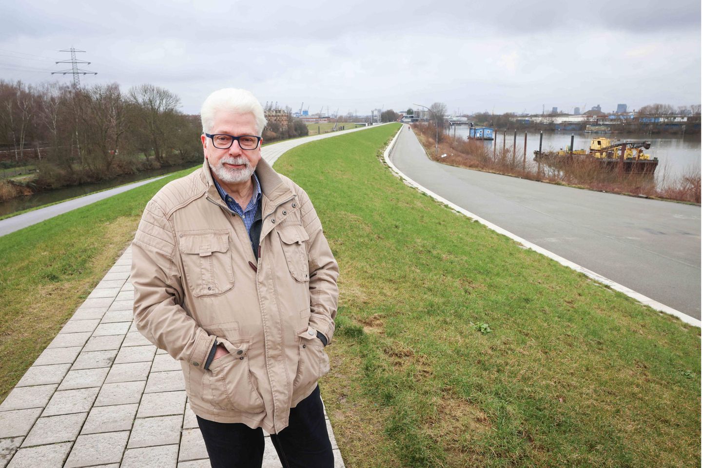 Jürgen Karsch steht auf dem Deich zum Spreehafen nahe der Ernst-August-Schleuse im Stadtteil Hamburg-Wilhelmsburg