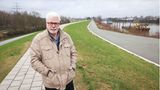 Jürgen Karsch steht auf dem Deich zum Spreehafen nahe der Ernst-August-Schleuse im Stadtteil Hamburg-Wilhelmsburg