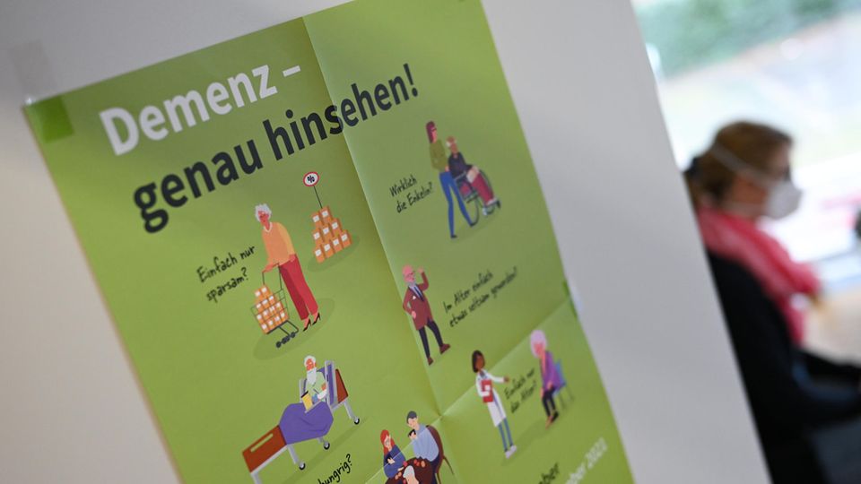 Krankheit: An einer Tür im "StattHaus", einem Betreuungs- und Beratungszentrum für Demenzkranke, hängt ein Plakat mit der Aufschrift "Demenz - genau hinsehen!" An einer Tür im "StattHaus", einem Betreuungs- und Beratungszentrum für Demenzkranke, hängt ein Plakat mit der Aufschrift "Demenz - genau hinsehen!"