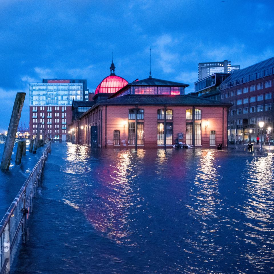 Sturmflut am Fischmarkt in Hamburg