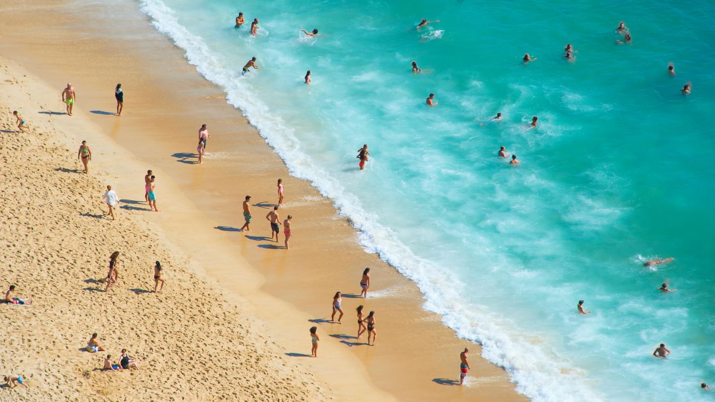 Menschen am Strand von oben fotografiert