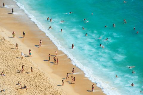 Menschen am Strand von oben fotografiert