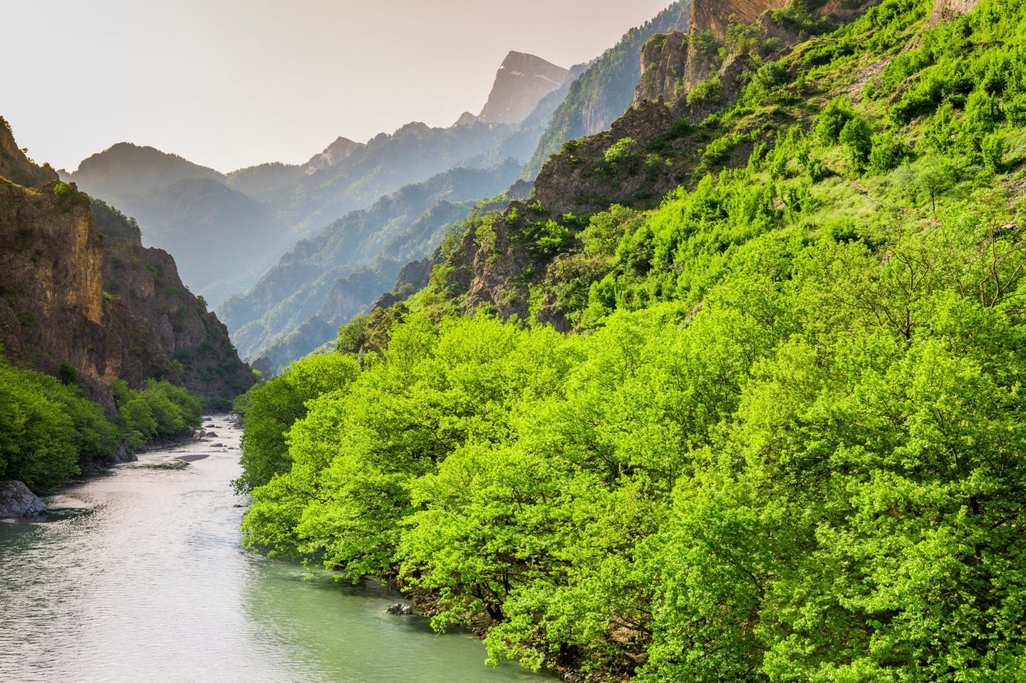Grüne Aoos-Schlucht nahe der Stadt Konitsa, Griechenland