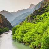 Grüne Aoos-Schlucht nahe der Stadt Konitsa, Griechenland