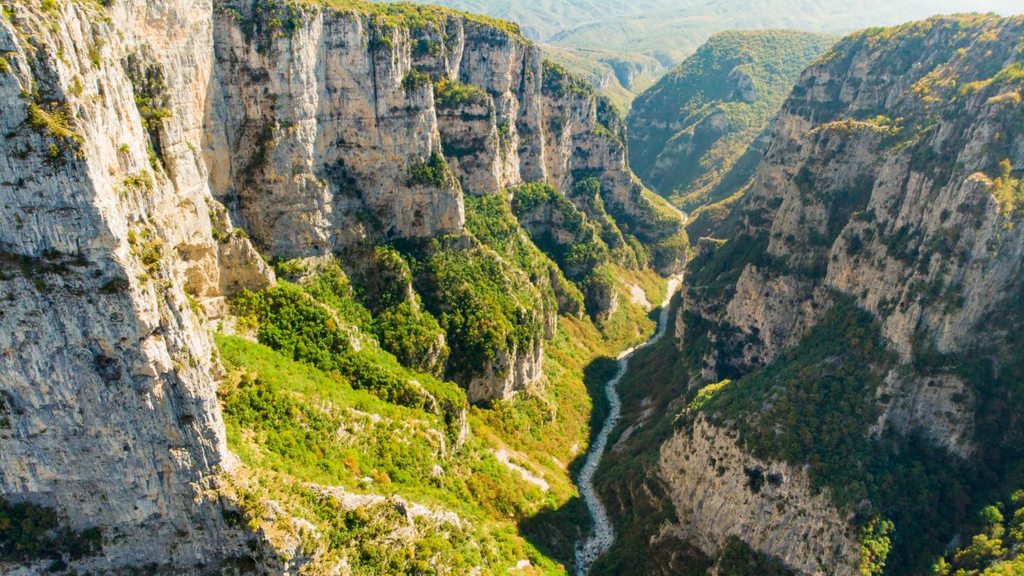 Vikos-Schlucht Blick von oben in die tiefe Vikos-Schlucht im nördlichen Griechenland