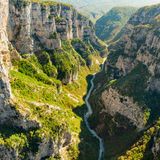 Blick von oben in die tiefe Vikos-Schlucht im nördlichen Griechenland