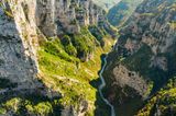 Blick von oben in die tiefe Vikos-Schlucht im nördlichen Griechenland