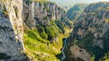 Blick von oben in die tiefe Vikos-Schlucht im nördlichen Griechenland