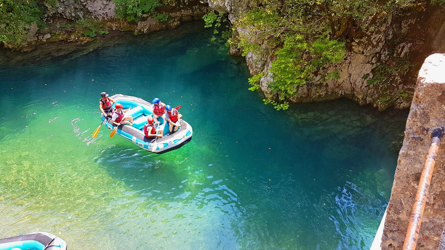 Für wen lohnt sich der Besuch im Vikos-Aoos-Nationalpark besonders? Rafting auf einem Fluss im Vikos-Aoos Nationalpark
