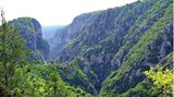 Panoramablick auf die Schluchten im Vikos-Aoos-Nationalpark in Griechenland