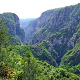 Panoramablick auf die Schluchten im Vikos-Aoos-Nationalpark in Griechenland