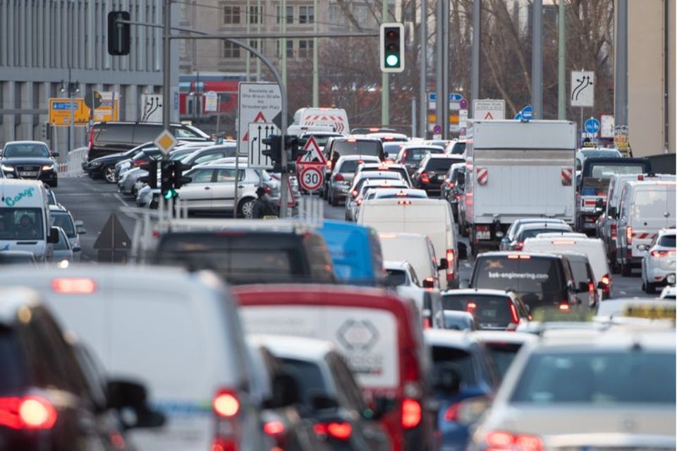 Dicht an dicht stehen Fahrzeuge im Stau auf einer Straße in Berlin