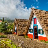 Traditionelle bunte Hütten in Santana