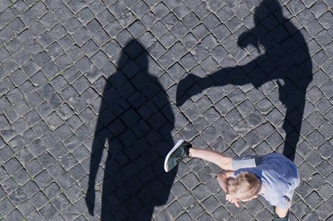 Ein Junge tritt nach einem Schatten