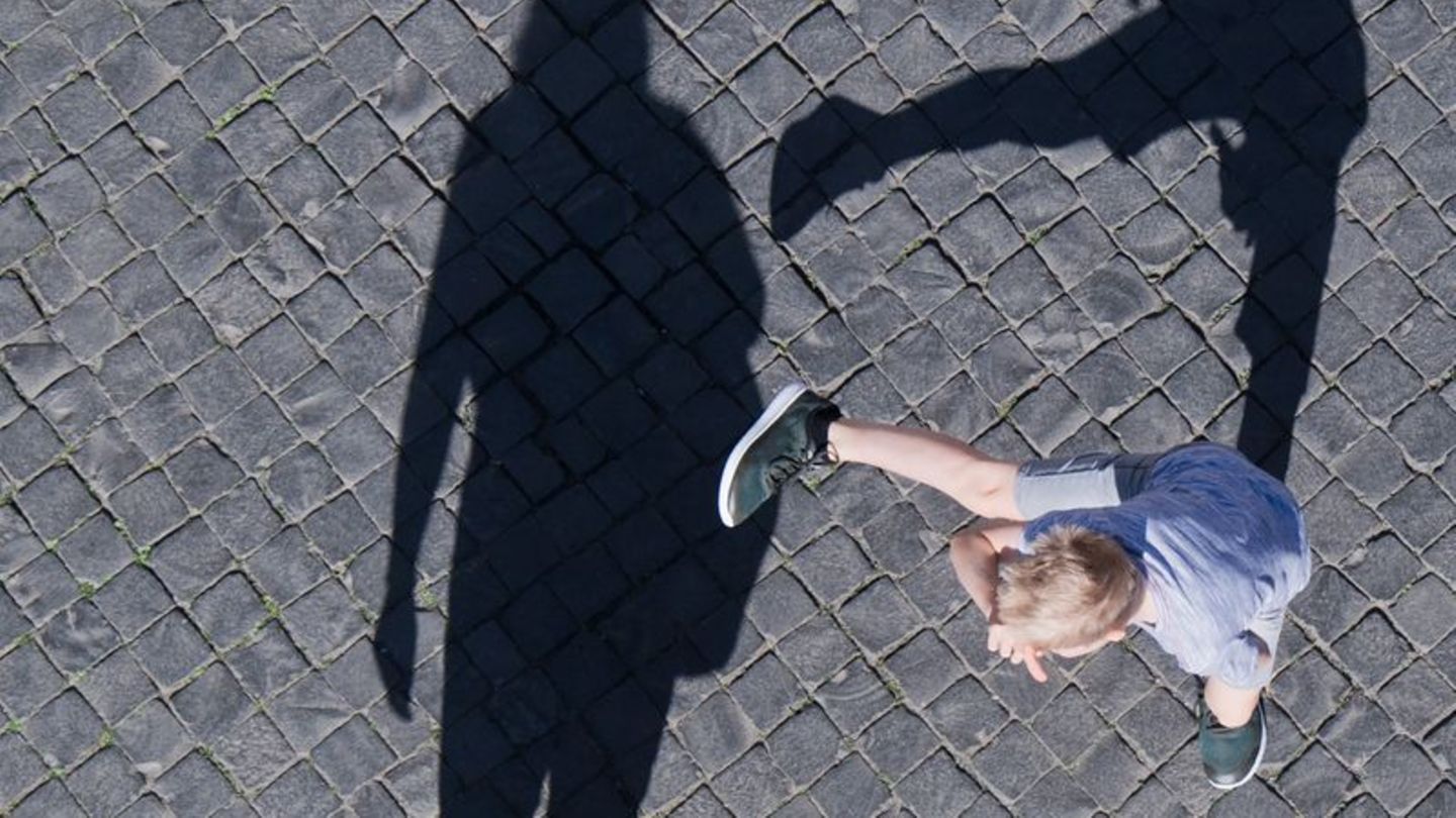 Ein Junge tritt nach einem Schatten