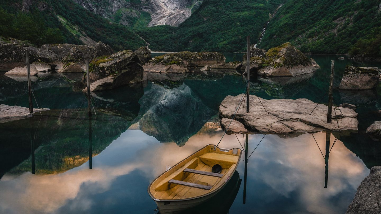 Norwegen: "Bondhusbreen" Image Name: Bondhusvatnet Glacier Photographer Name: Hans Kristian Strand Year: 2022 Image Description: <p>I love this peaceful place. I visit the Bondhusvatnet glacier every year hoping to get the perfect picture, and this year I finally got it.</p> Copyright: © Hans Kristian Strand, Norway, Winner, National Awards, Landscape, 2022 Sony World Photography Awards