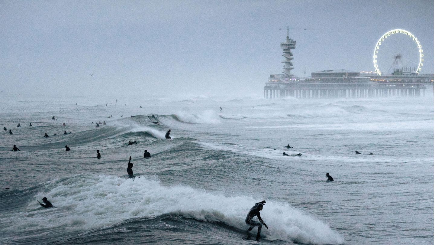 Estland: "Surf-Festival" Image Name: Surfing Festival Photographer Name: Raido Nurk Year: 2022 Image Description: <p>The waves were the biggest I’ve ever seen in the evening when I took this photo in The Hague, Netherlands. The waves and the pouring rain created quite a unique atmosphere.</p> Copyright: © Raido Nurk, Estonia, Winner, National Awards, Motion, 2022 Sony World Photography Awards