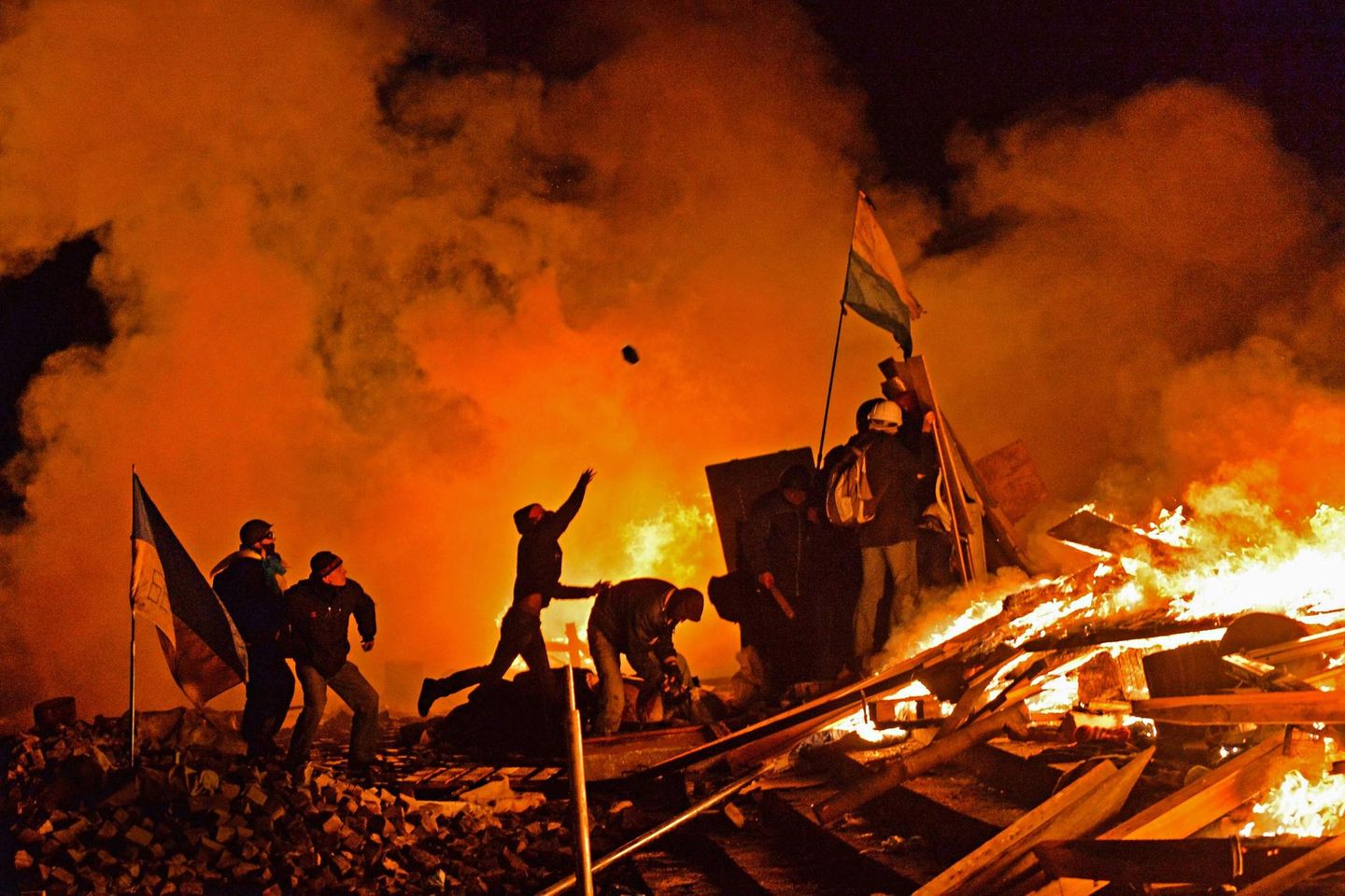 Demonstrierende schleudern auf dem Kiewer Platz Majdan Anfang 2014 Pflastersteine in Richtung Polizei. Der Protest richtet sich gegen Wiktor Janukowitsch, Präsident der Ukraine – und Günstling Moskaus