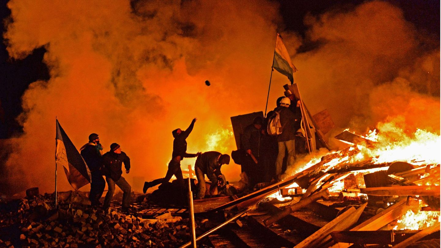 Demonstrierende schleudern auf dem Kiewer Platz Majdan Anfang 2014 Pflastersteine in Richtung Polizei. Der Protest richtet sich gegen Wiktor Janukowitsch, Präsident der Ukraine – und Günstling Moskaus