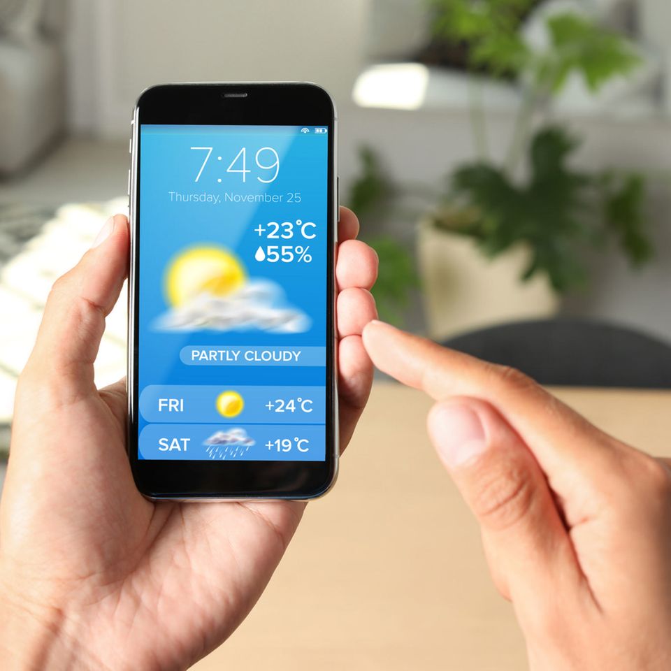 Ein Smartphone zeigt das aktuelle Wetter an
