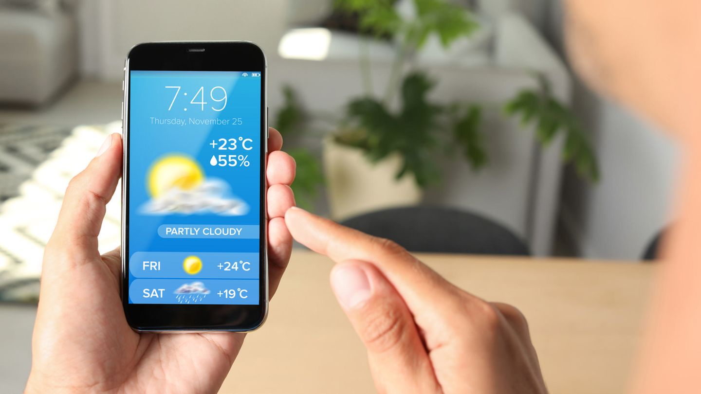 Ein Smartphone zeigt das aktuelle Wetter an