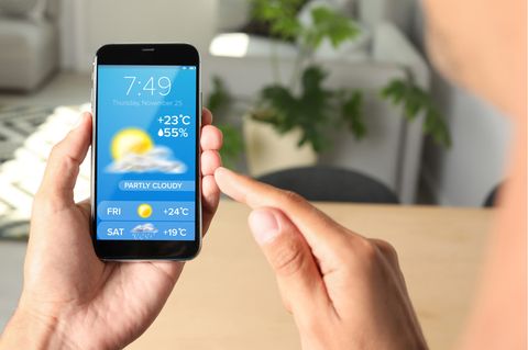 Ein Smartphone zeigt das aktuelle Wetter an
